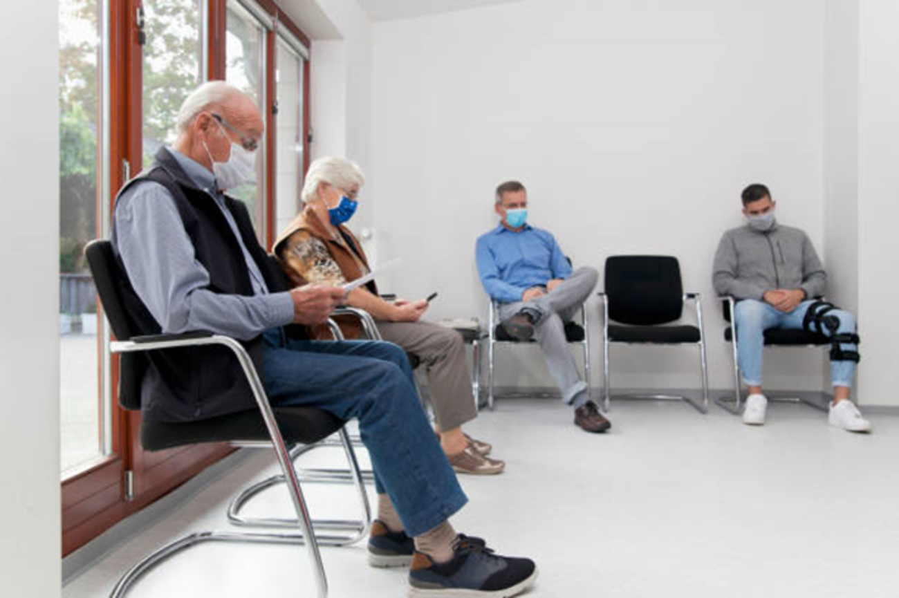 Patients dans une salle d'attente